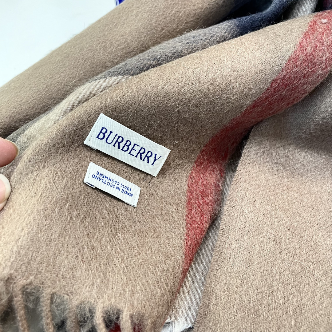 巴宝莉 bur专‮爱柜‬心💗围巾披肩‮磅重‬来了 bur原单殿堂‮皇级‬室最新款‼️专‮在柜‬售1600