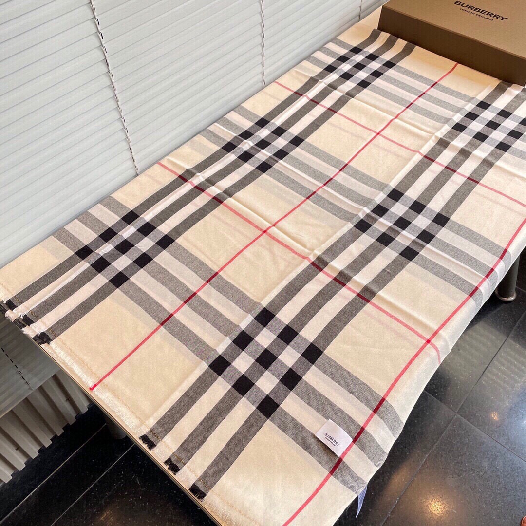 Bur新款复古格子，show款限量，一如既往的经典格子，流行了100年都没有过时，最经典的格子给你们福利