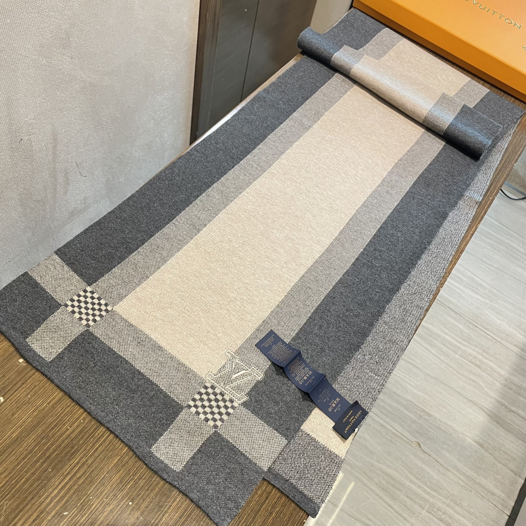 LV同步专柜，高端羊绒针织围巾！】可正式，可随意，这款织法比较难，又很费纱线，双面拼色！工艺难度非常大！