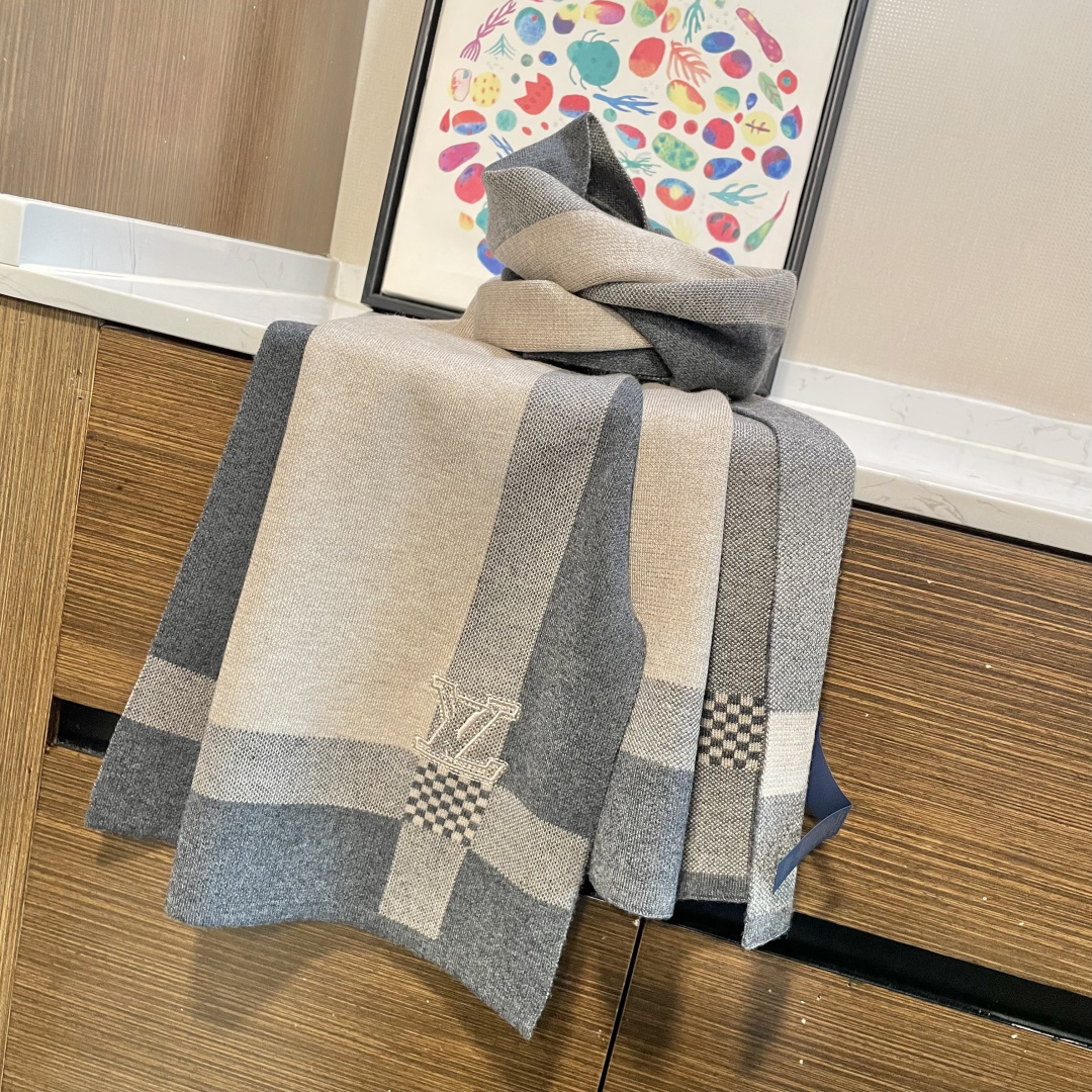 LV同步专柜，高端羊绒针织围巾！】可正式，可随意，这款织法比较难，又很费纱线，双面拼色！工艺难度非常大！