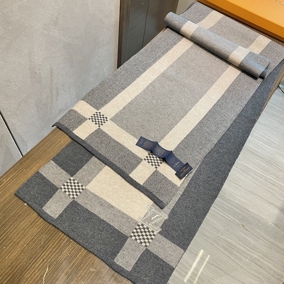 LV同步专柜，高端羊绒针织围巾！】可正式，可随意，这款织法比较难，又很费纱线，双面拼色！工艺难度非常大！