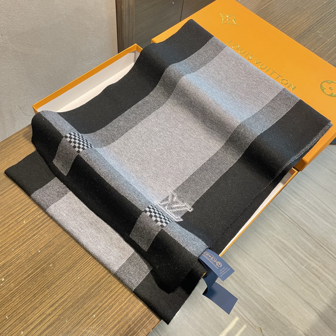 LV同步专柜，高端羊绒针织围巾！】可正式，可随意，这款织法比较难，又很费纱线，双面拼色！工艺难度非常大！