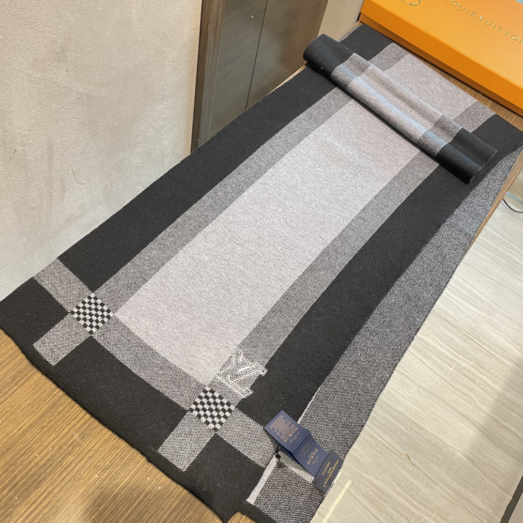 LV同步专柜，高端羊绒针织围巾！】可正式，可随意，这款织法比较难，又很费纱线，双面拼色！工艺难度非常大！