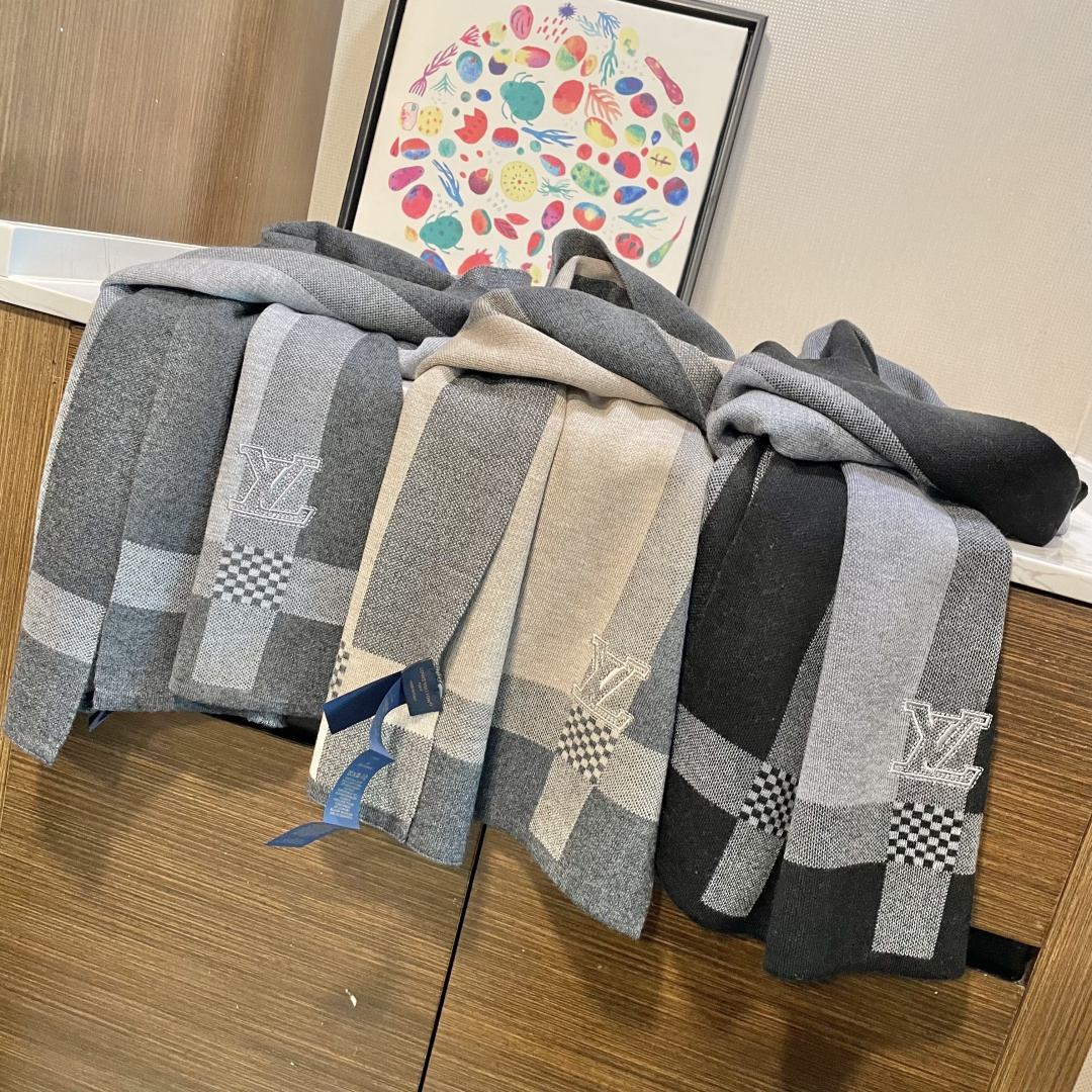 LV同步专柜，高端羊绒针织围巾！】可正式，可随意，这款织法比较难，又很费纱线，双面拼色！工艺难度非常大！