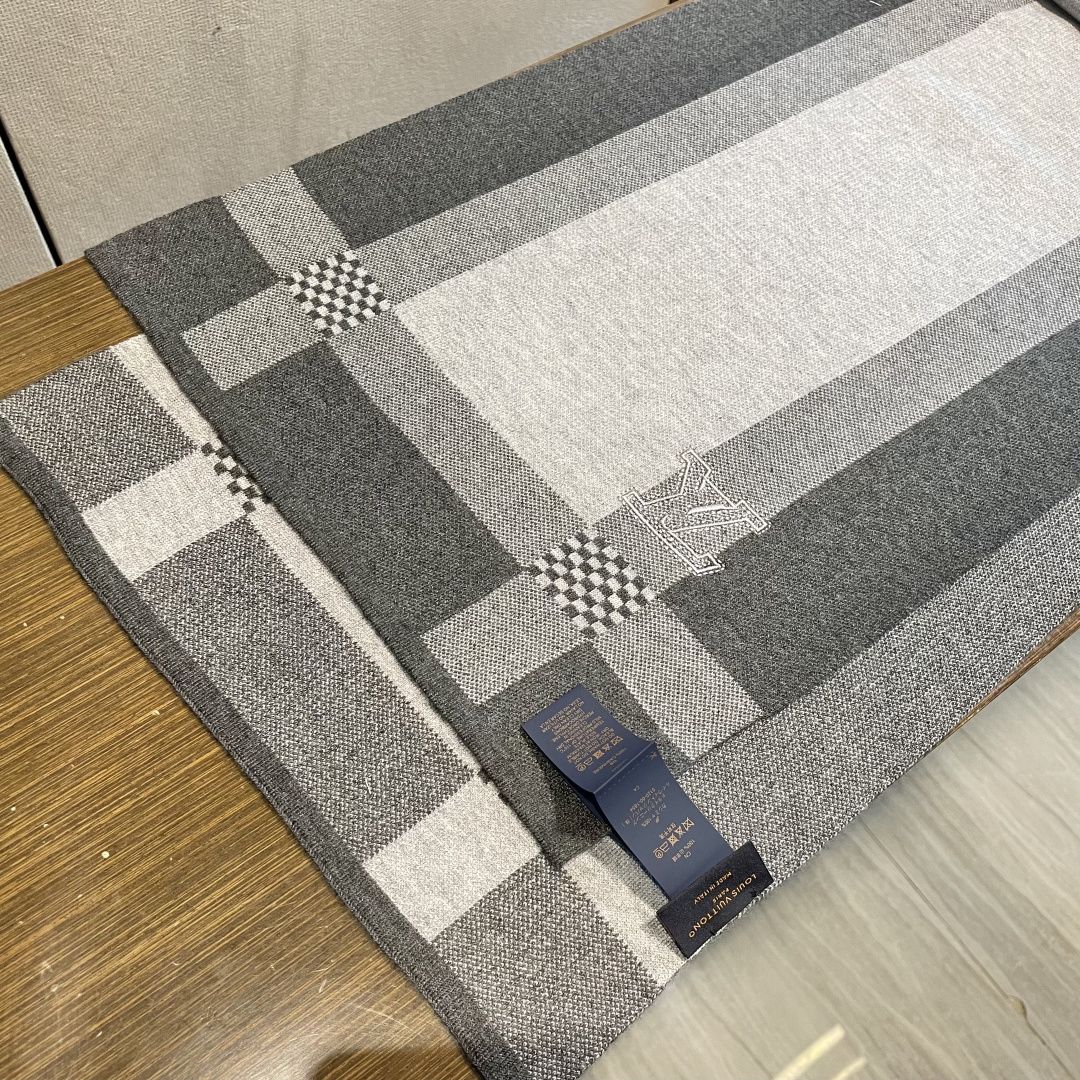 LV同步专柜，高端羊绒针织围巾！】可正式，可随意，这款织法比较难，又很费纱线，双面拼色！工艺难度非常大！