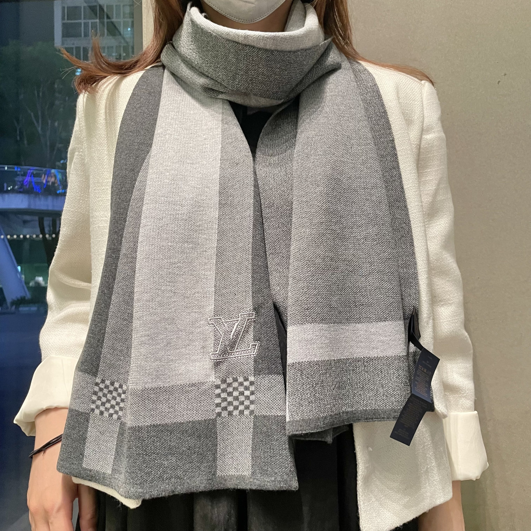 LV同步专柜，高端羊绒针织围巾！】可正式，可随意，这款织法比较难，又很费纱线，双面拼色！工艺难度非常大！