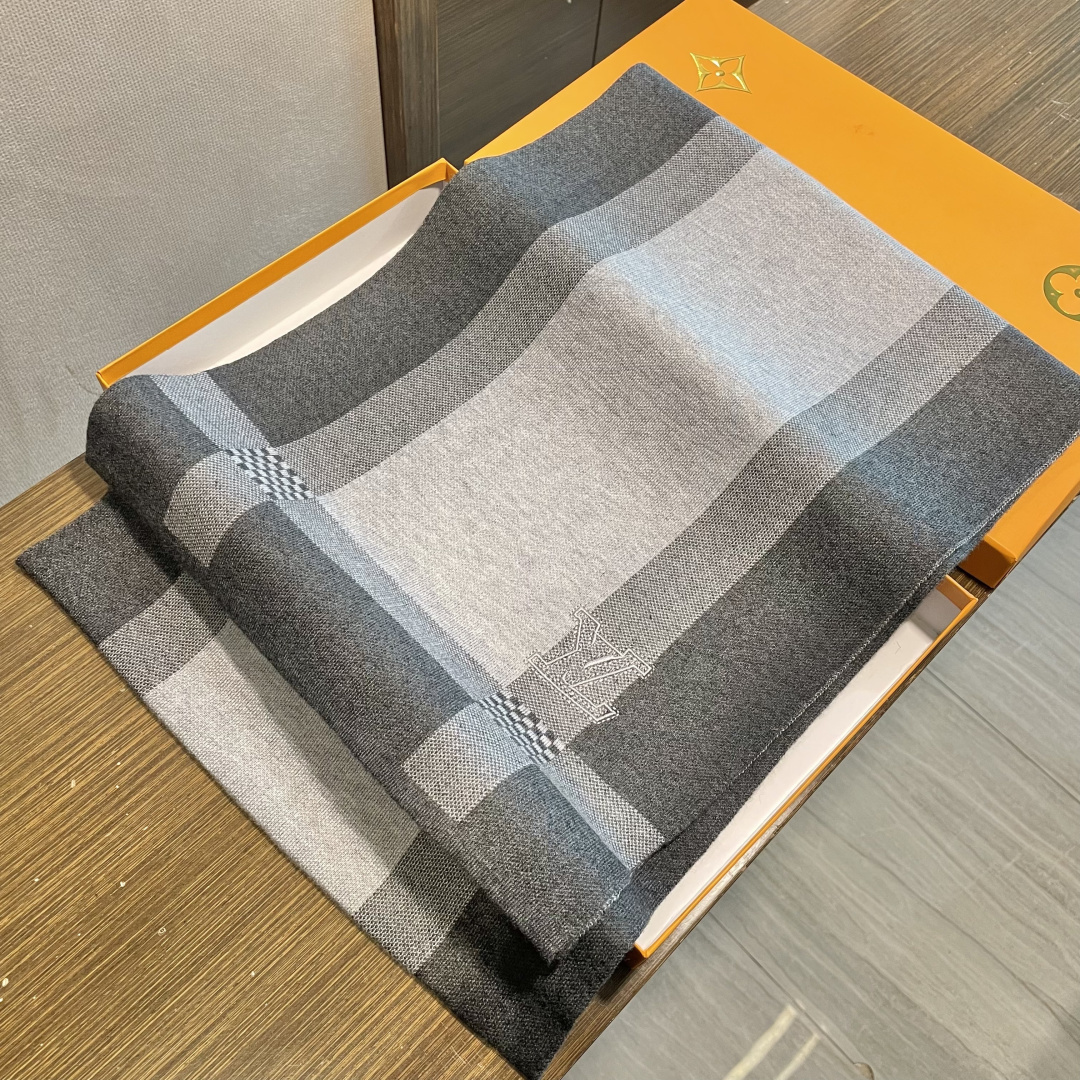 LV同步专柜，高端羊绒针织围巾！】可正式，可随意，这款织法比较难，又很费纱线，双面拼色！工艺难度非常大！