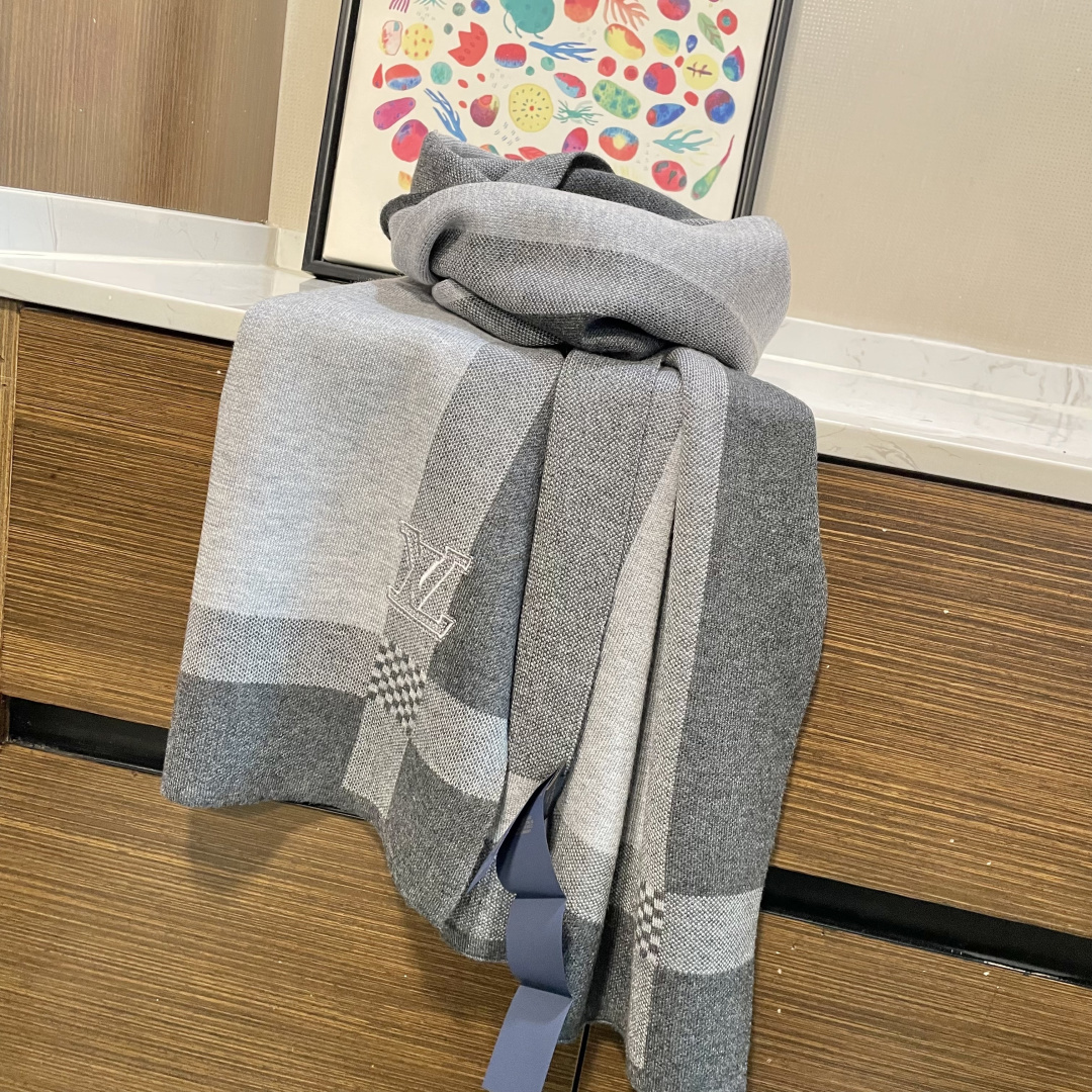 LV同步专柜，高端羊绒针织围巾！】可正式，可随意，这款织法比较难，又很费纱线，双面拼色！工艺难度非常大！