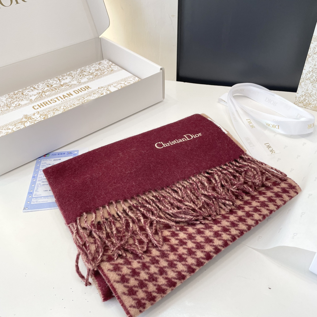 viP推荐👍Gucci2025专柜最新款‼️。爆款哦 😘💍实物真心美 🎀千鸟格双面围巾💓💃🏻无论设计都是