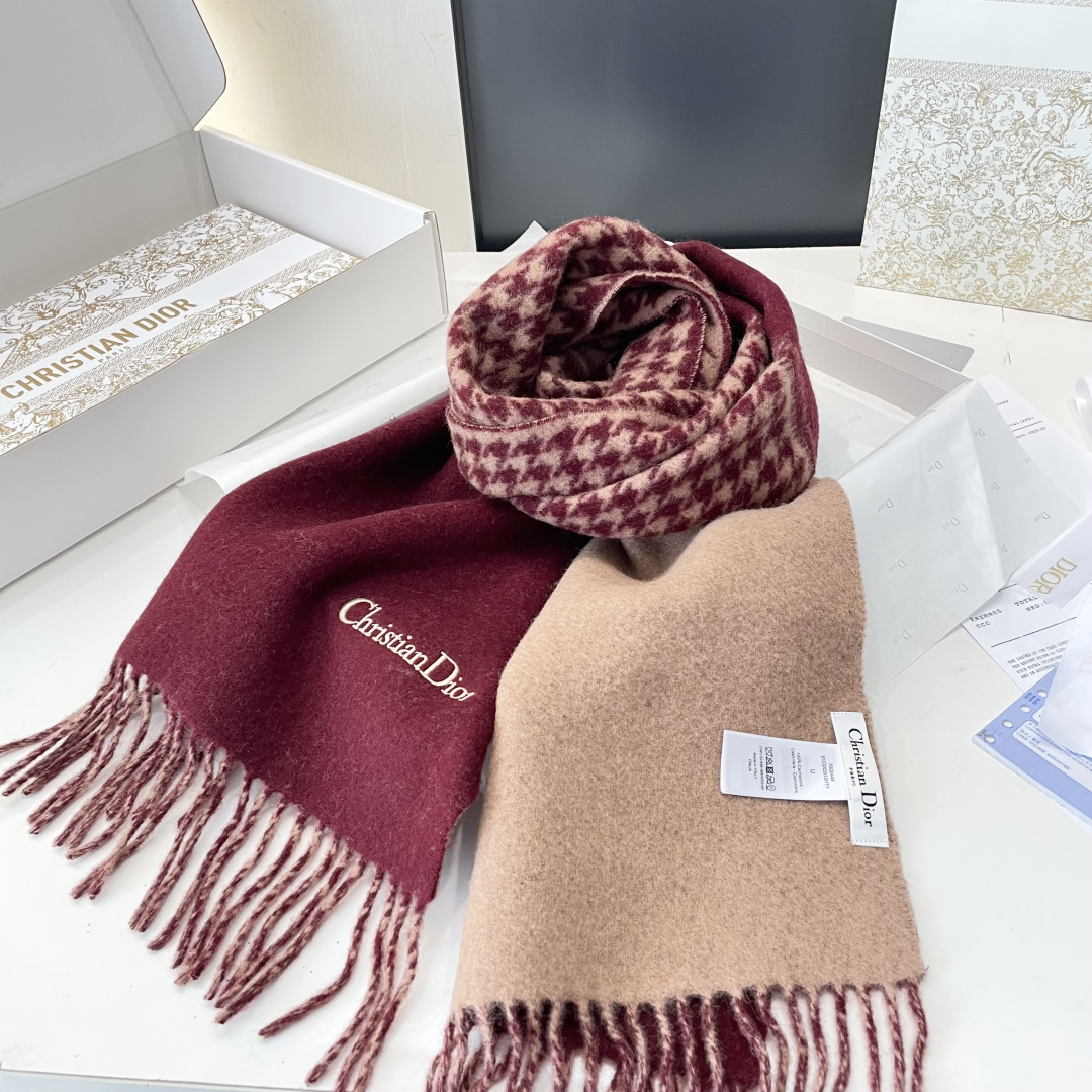 viP推荐👍Gucci2025专柜最新款‼️。爆款哦 😘💍实物真心美 🎀千鸟格双面围巾💓💃🏻无论设计都是