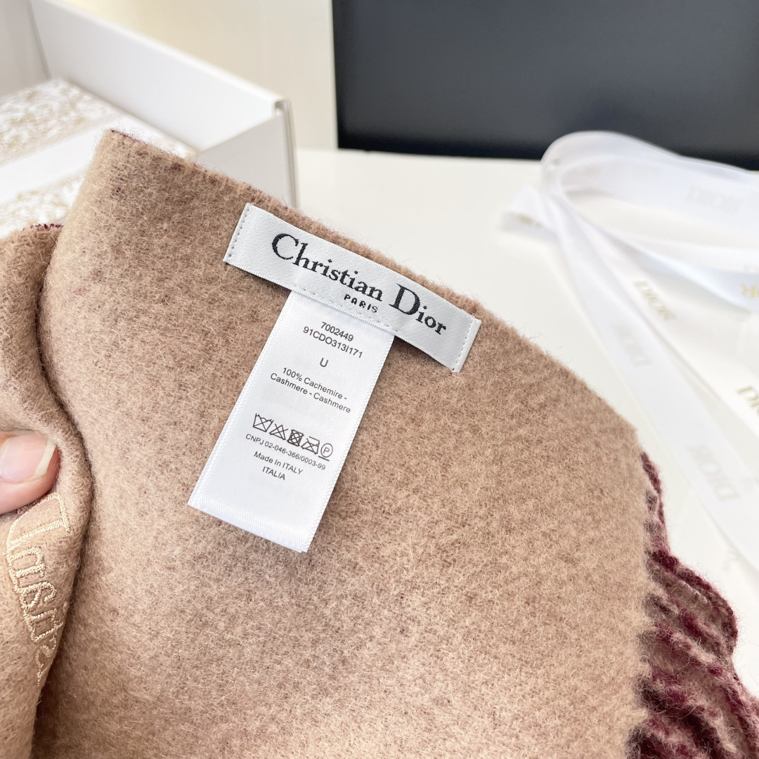 viP推荐👍Gucci2025专柜最新款‼️。爆款哦 😘💍实物真心美 🎀千鸟格双面围巾💓💃🏻无论设计都是