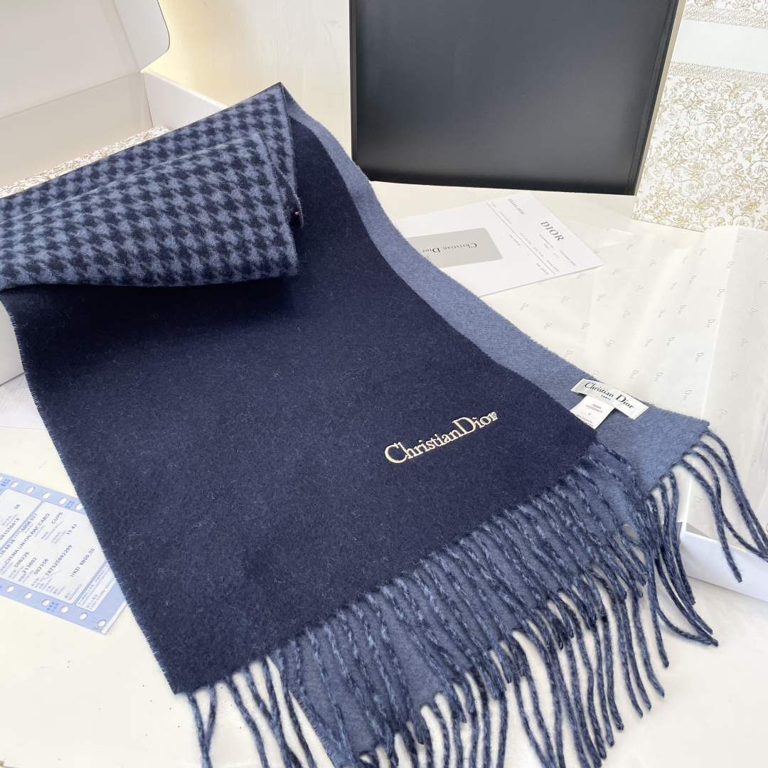 viP推荐👍Gucci2025专柜最新款‼️。爆款哦 😘💍实物真心美 🎀千鸟格双面围巾💓💃🏻无论设计都是