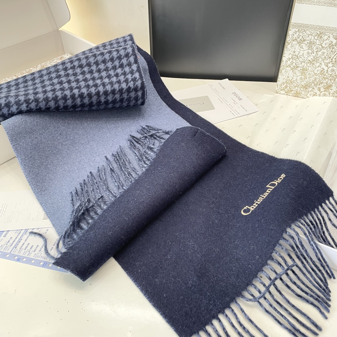 viP推荐👍Gucci2025专柜最新款‼️。爆款哦 😘💍实物真心美 🎀千鸟格双面围巾💓💃🏻无论设计都是