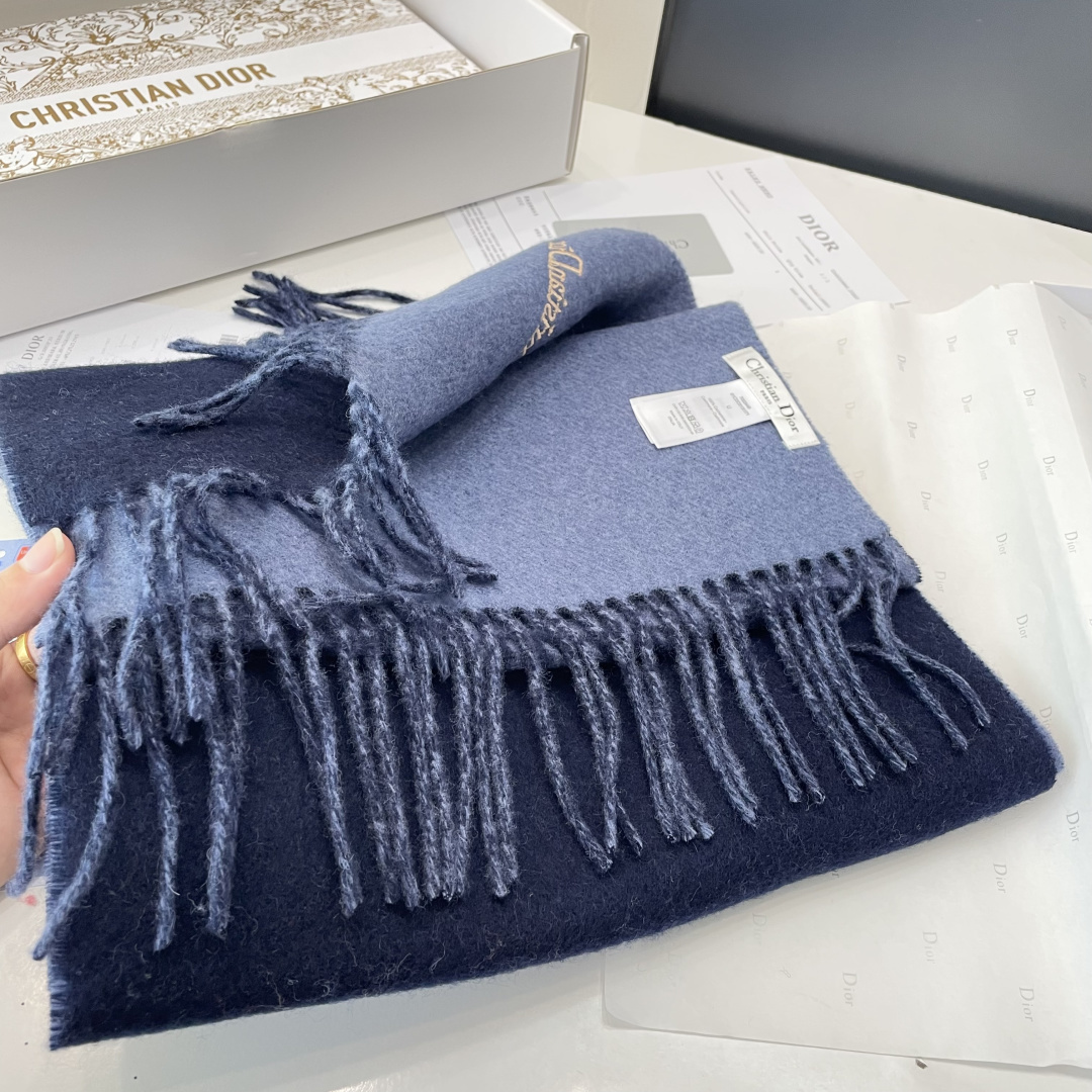 viP推荐👍Gucci2025专柜最新款‼️。爆款哦 😘💍实物真心美 🎀千鸟格双面围巾💓💃🏻无论设计都是