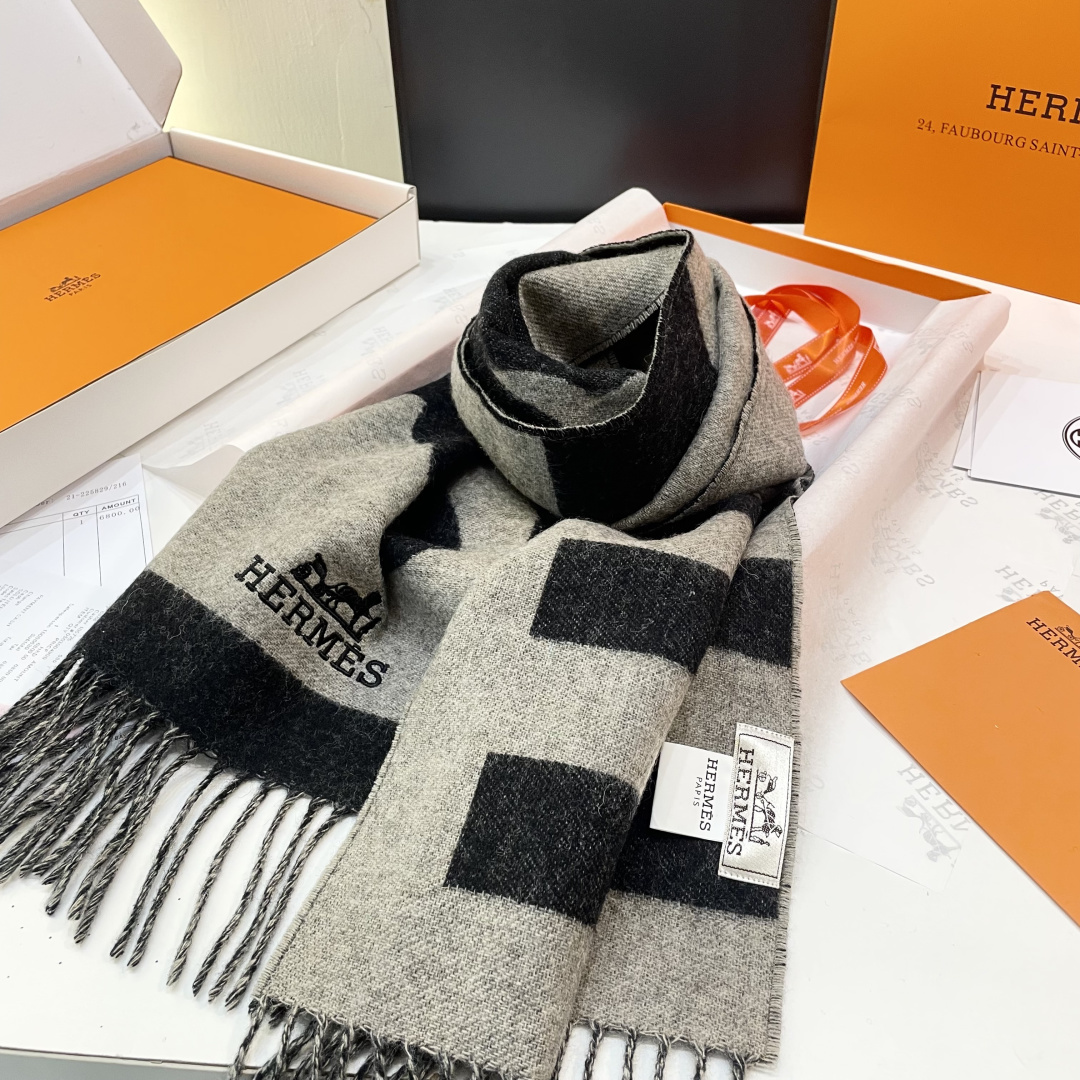 上新 爱马仕男 女款围巾且买且珍惜😍~都是出口订单所以比较难遇❤️东西讲究少而精😍好看的一定要收😎这款H