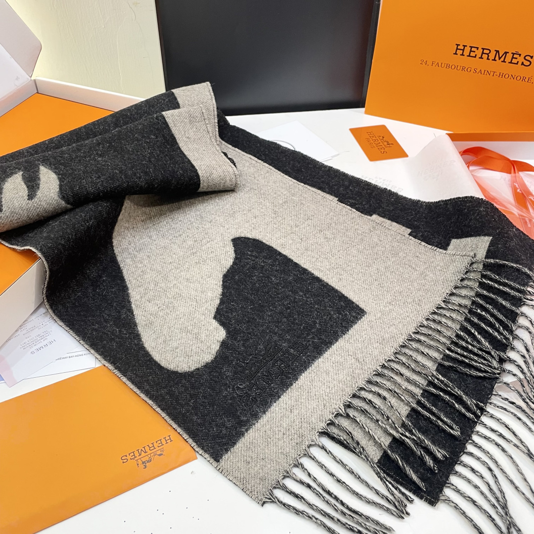 上新 爱马仕男 女款围巾且买且珍惜😍~都是出口订单所以比较难遇❤️东西讲究少而精😍好看的一定要收😎这款H