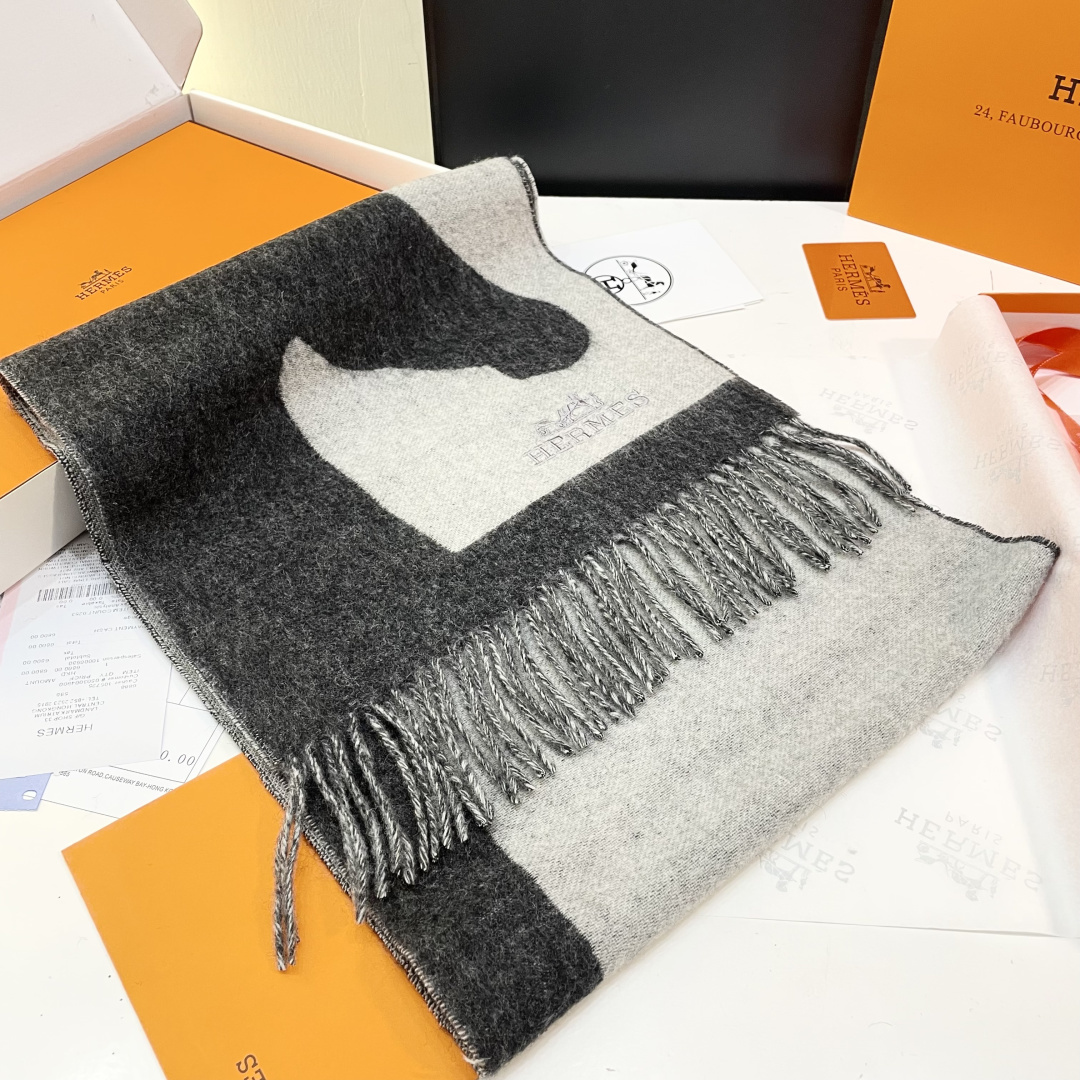 上新 爱马仕男 女款围巾且买且珍惜😍~都是出口订单所以比较难遇❤️东西讲究少而精😍好看的一定要收😎这款H