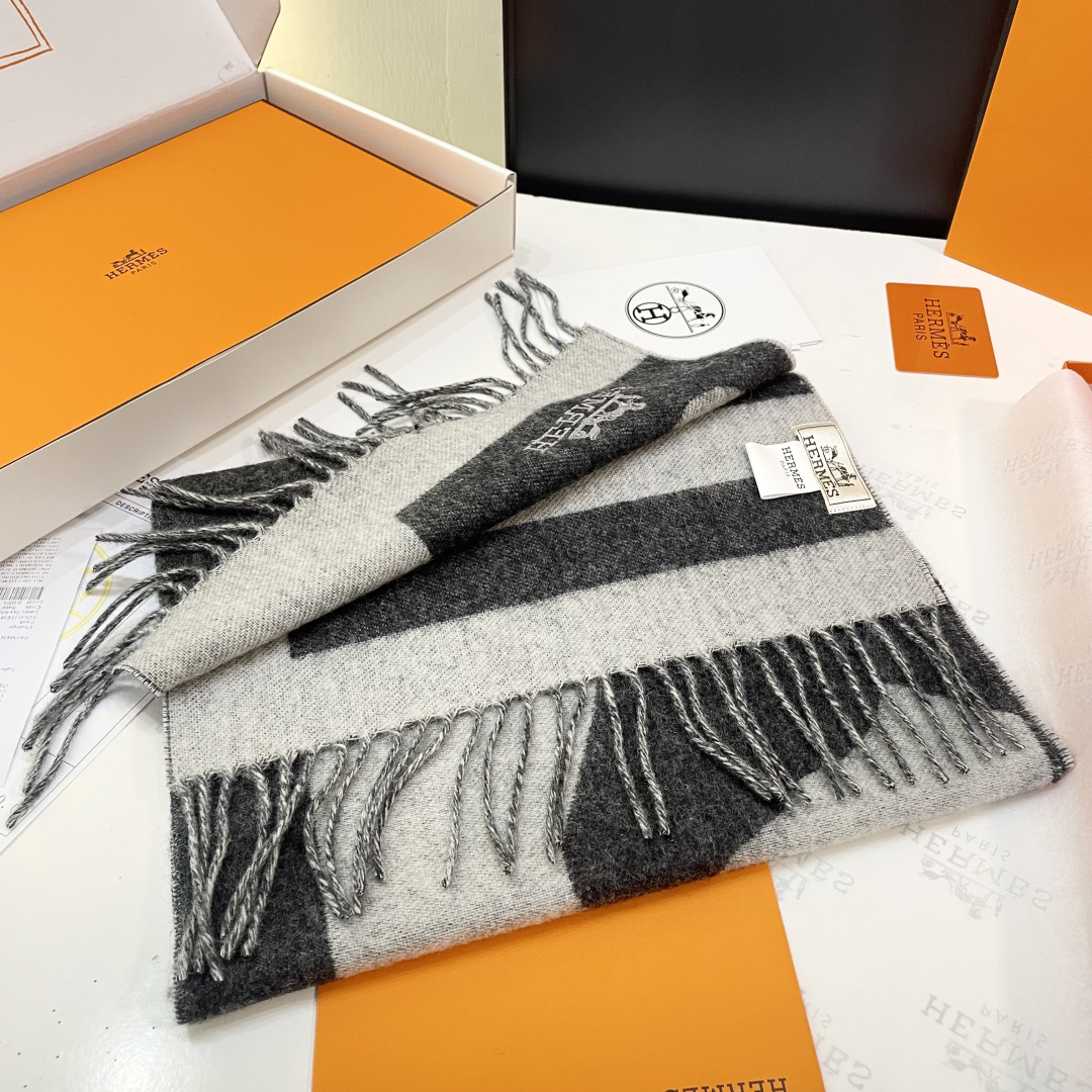 上新 爱马仕男 女款围巾且买且珍惜😍~都是出口订单所以比较难遇❤️东西讲究少而精😍好看的一定要收😎这款H