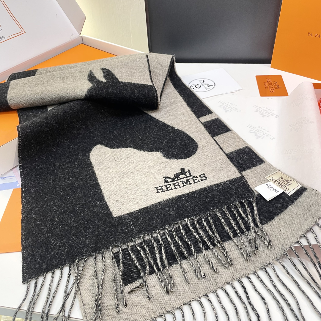 上新 爱马仕男 女款围巾且买且珍惜😍~都是出口订单所以比较难遇❤️东西讲究少而精😍好看的一定要收😎这款H