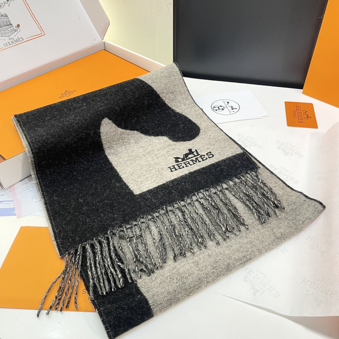 上新 爱马仕男 女款围巾且买且珍惜😍~都是出口订单所以比较难遇❤️东西讲究少而精😍好看的一定要收😎这款H