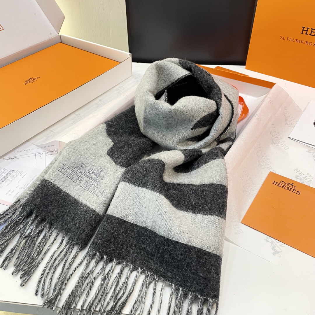 上新 爱马仕男 女款围巾且买且珍惜😍~都是出口订单所以比较难遇❤️东西讲究少而精😍好看的一定要收😎这款H
