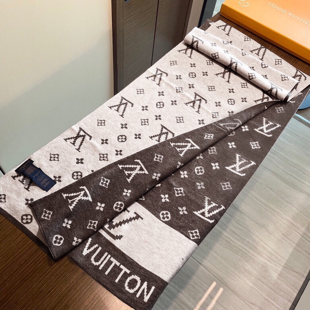 LV同步专柜，高端羊绒针织围巾！】可正式，可随意，这款织法比较难，又很费纱线，双面拼色！工艺难度非常大！