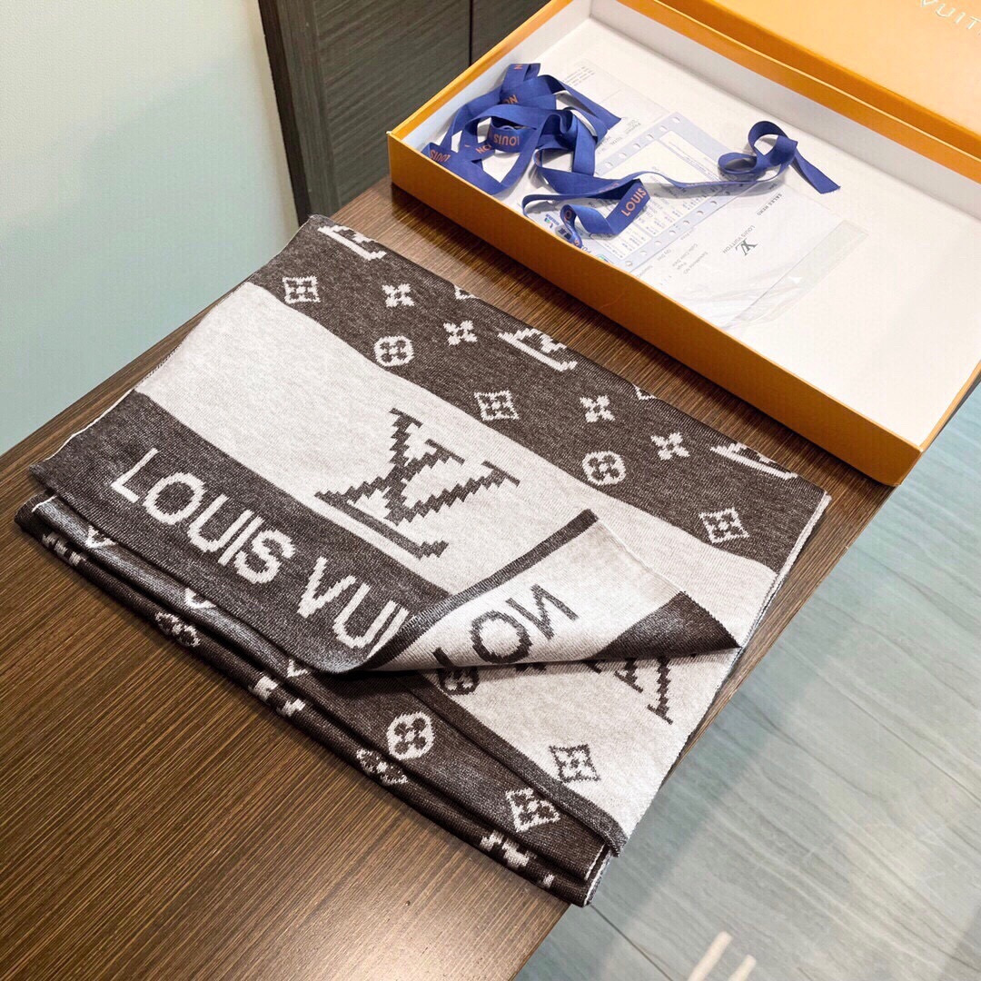 LV同步专柜，高端羊绒针织围巾！】可正式，可随意，这款织法比较难，又很费纱线，双面拼色！工艺难度非常大！