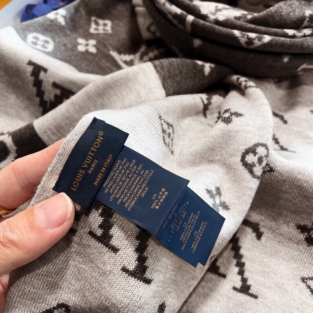 LV同步专柜，高端羊绒针织围巾！】可正式，可随意，这款织法比较难，又很费纱线，双面拼色！工艺难度非常大！