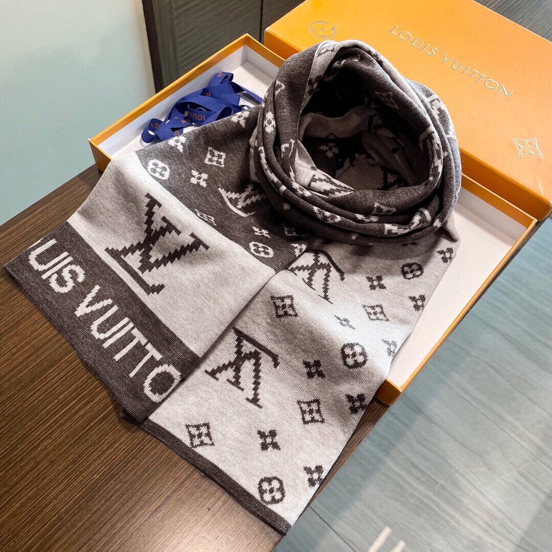 LV同步专柜，高端羊绒针织围巾！】可正式，可随意，这款织法比较难，又很费纱线，双面拼色！工艺难度非常大！