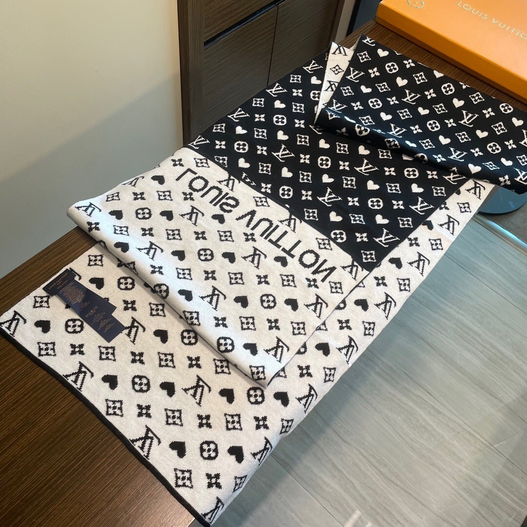 怒推走量新款🎊重磅推荐🎊LV2025官网最新款💥 针织羊绒材质。非常保暖👑 柔软亲肤，不扎脖😍经典素色围