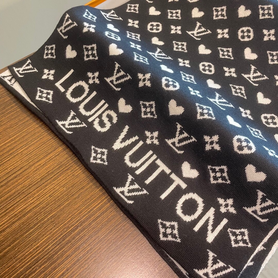 怒推走量新款🎊重磅推荐🎊LV2025官网最新款💥 针织羊绒材质。非常保暖👑 柔软亲肤，不扎脖😍经典素色围