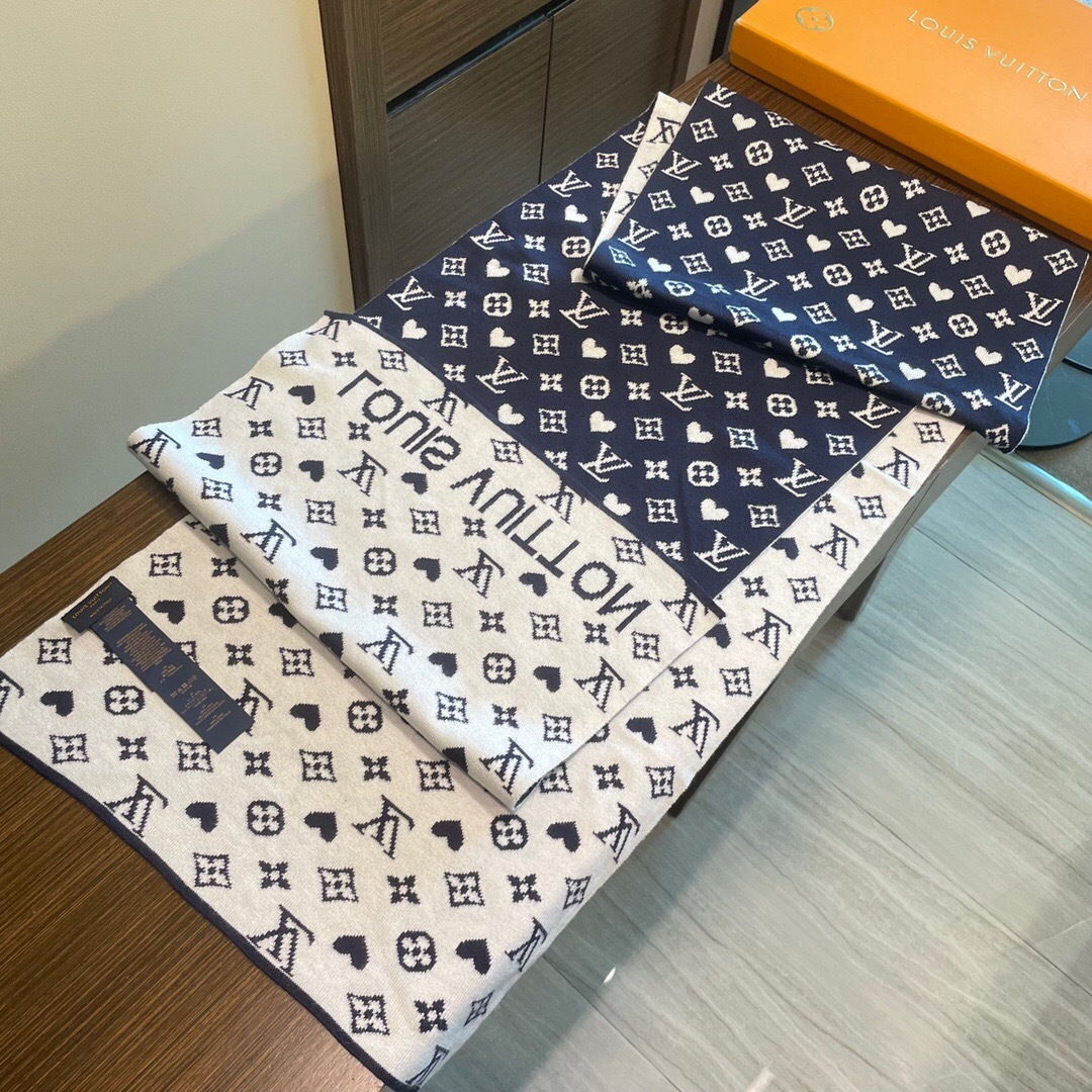 怒推走量新款🎊重磅推荐🎊LV2025官网最新款💥 针织羊绒材质。非常保暖👑 柔软亲肤，不扎脖😍经典素色围