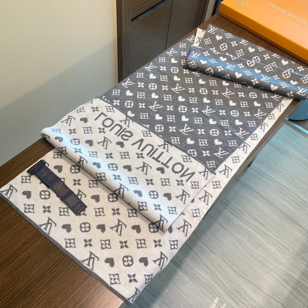 怒推走量新款🎊重磅推荐🎊LV2025官网最新款💥 针织羊绒材质。非常保暖👑 柔软亲肤，不扎脖😍经典素色围