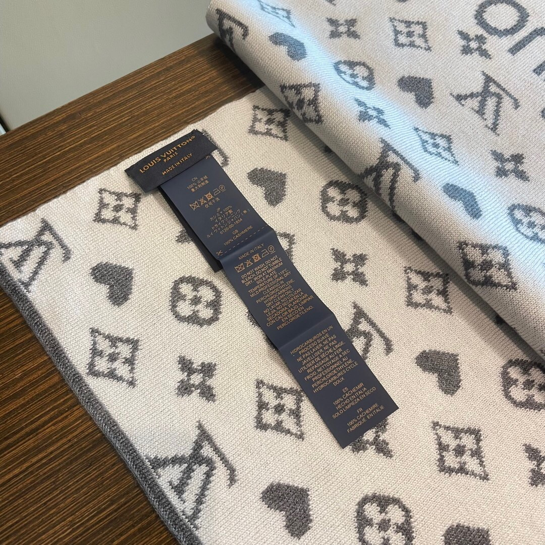 怒推走量新款🎊重磅推荐🎊LV2025官网最新款💥 针织羊绒材质。非常保暖👑 柔软亲肤，不扎脖😍经典素色围