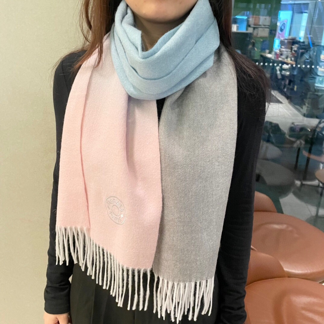 爱马仕渐变色👍通用双面羊绒围巾。代工厂臻选上乘的超细羊绒纤维 进行纯手工精梳处理 耗时耗力 再以清泉水浸