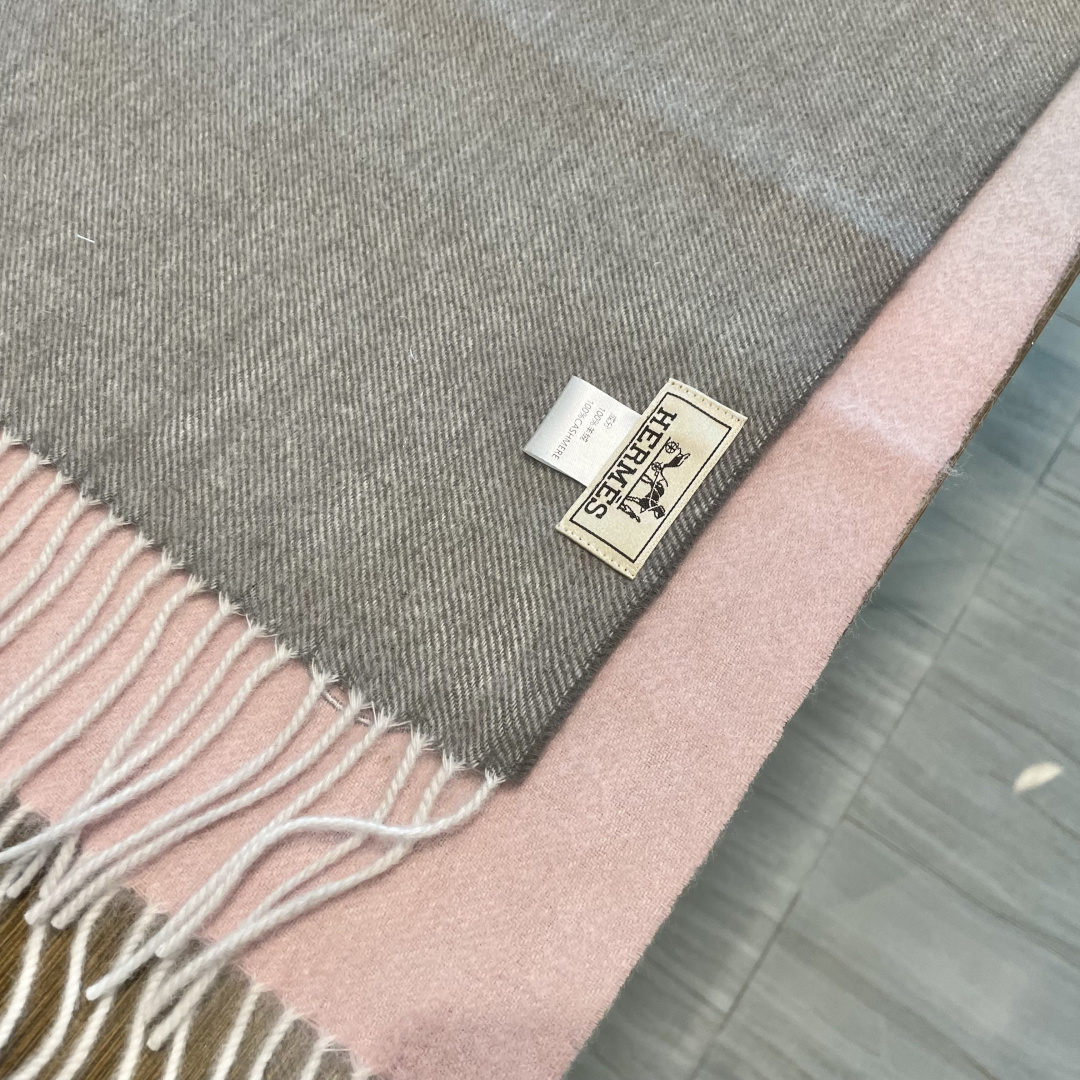 爱马仕渐变色👍通用双面羊绒围巾。代工厂臻选上乘的超细羊绒纤维 进行纯手工精梳处理 耗时耗力 再以清泉水浸