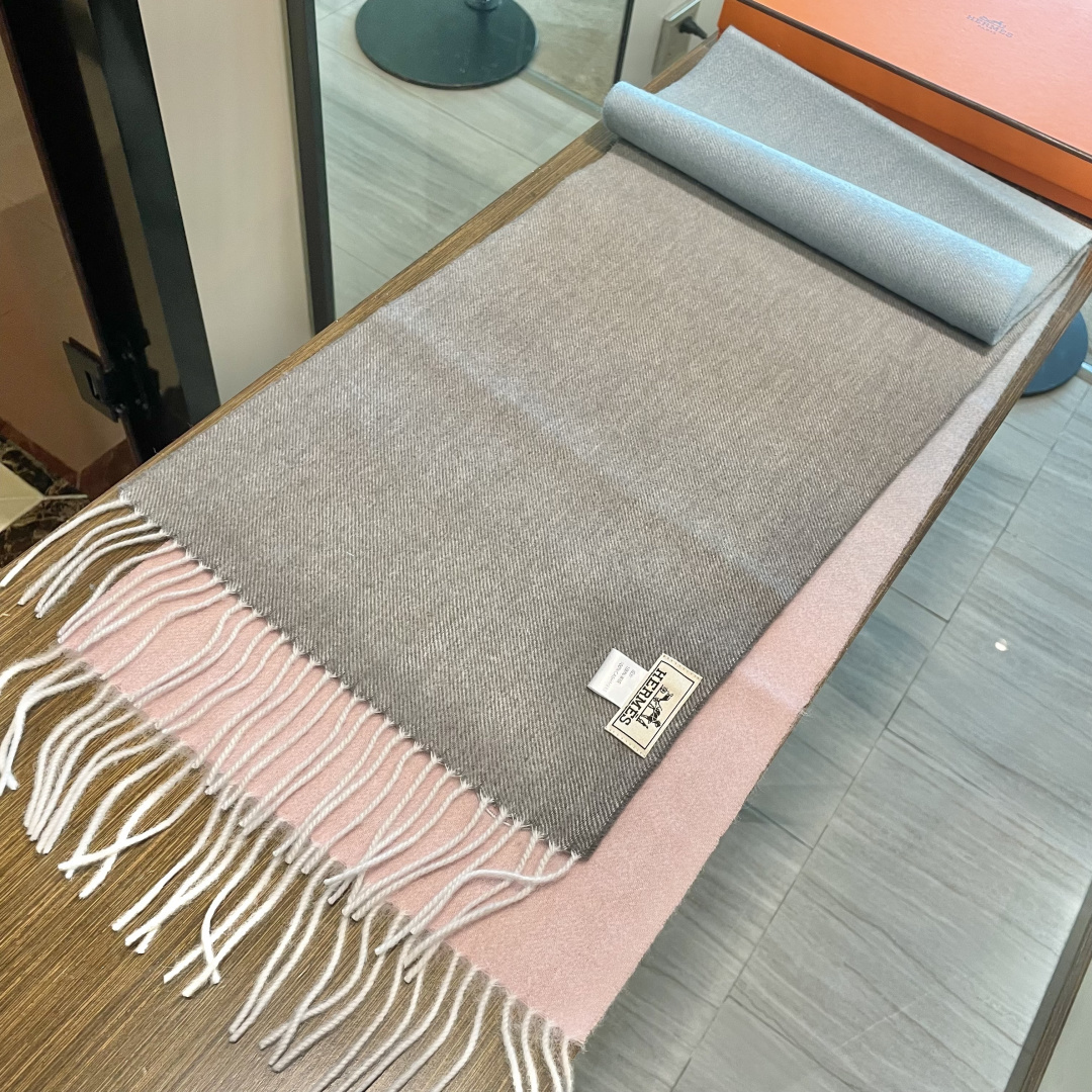 爱马仕渐变色👍通用双面羊绒围巾。代工厂臻选上乘的超细羊绒纤维 进行纯手工精梳处理 耗时耗力 再以清泉水浸