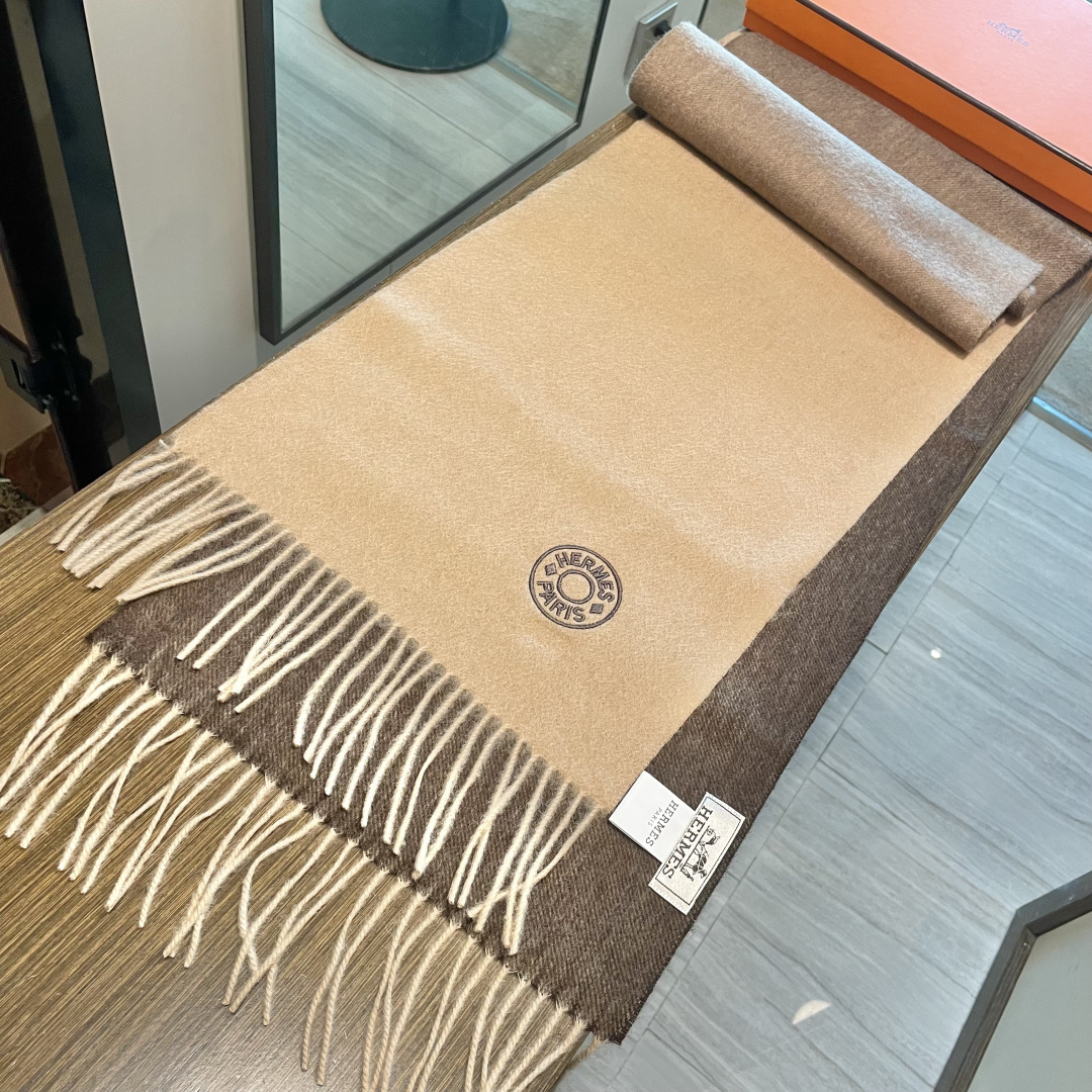 爱马仕渐变色👍通用双面羊绒围巾。代工厂臻选上乘的超细羊绒纤维 进行纯手工精梳处理 耗时耗力 再以清泉水浸