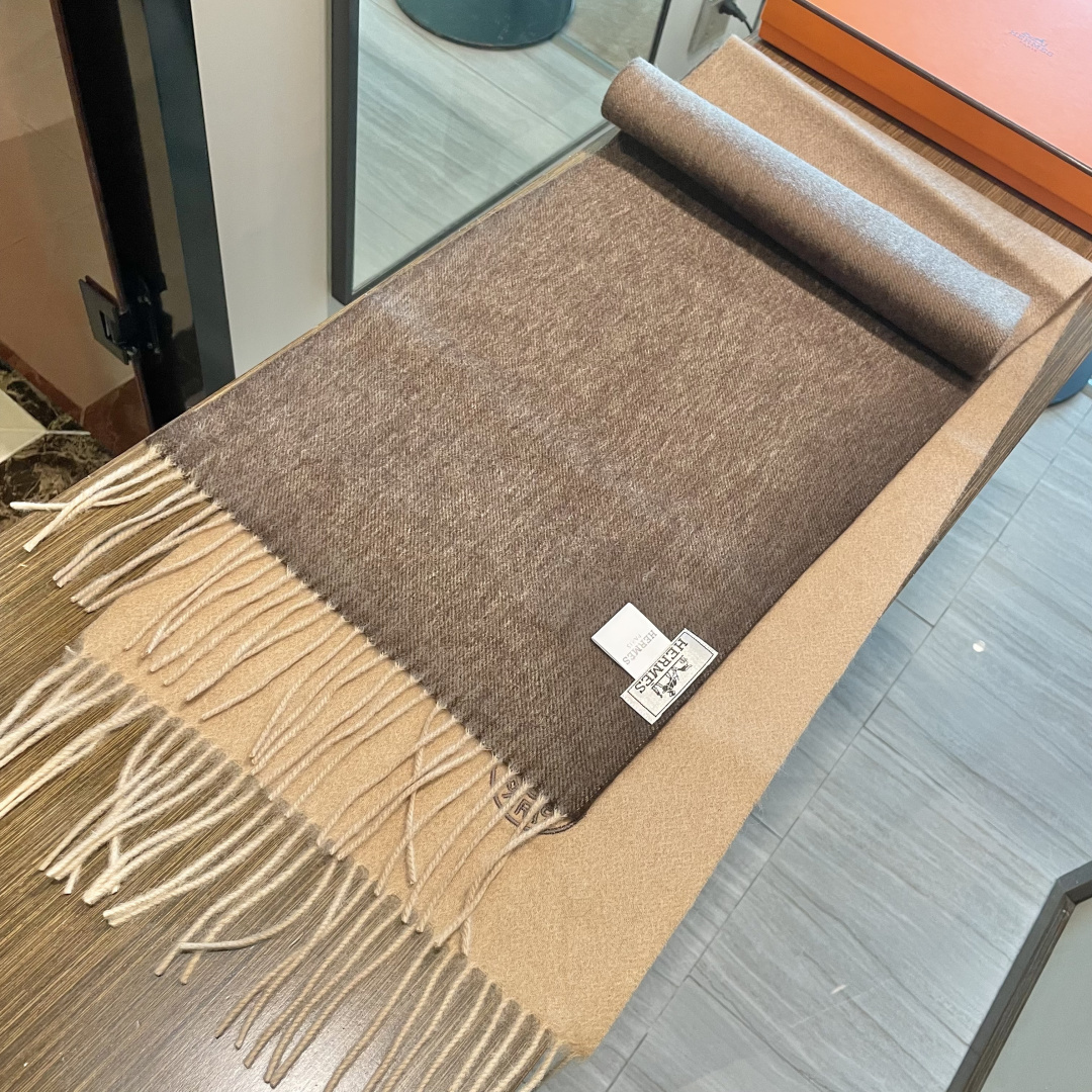 爱马仕渐变色👍通用双面羊绒围巾。代工厂臻选上乘的超细羊绒纤维 进行纯手工精梳处理 耗时耗力 再以清泉水浸