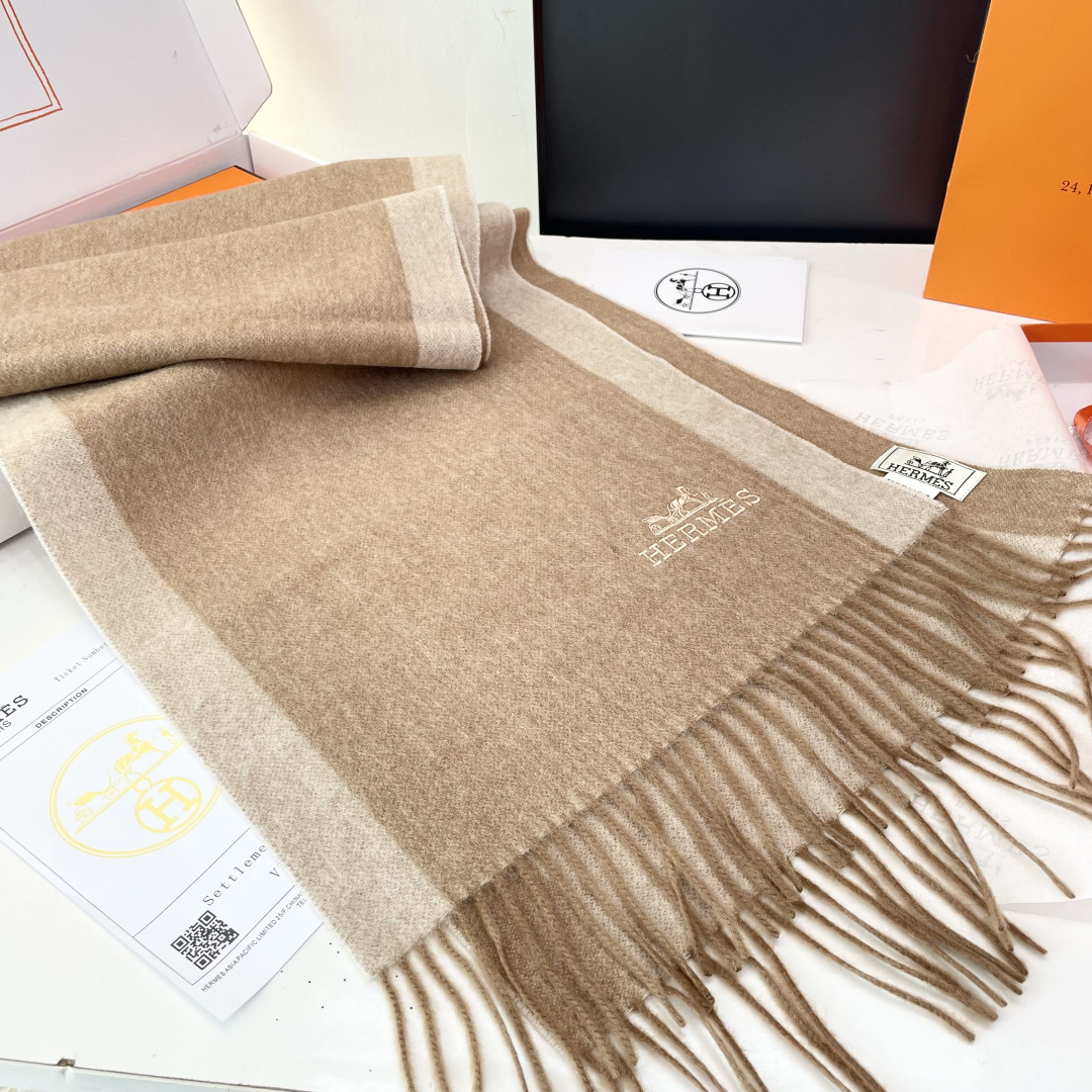 爆款推荐⚠️爱马仕好看到尖叫‼️顶级山羊绒款☀☁️‼️💯非常赞的情侣款围巾💟💟💟此款是专柜限量款👍💋顶级