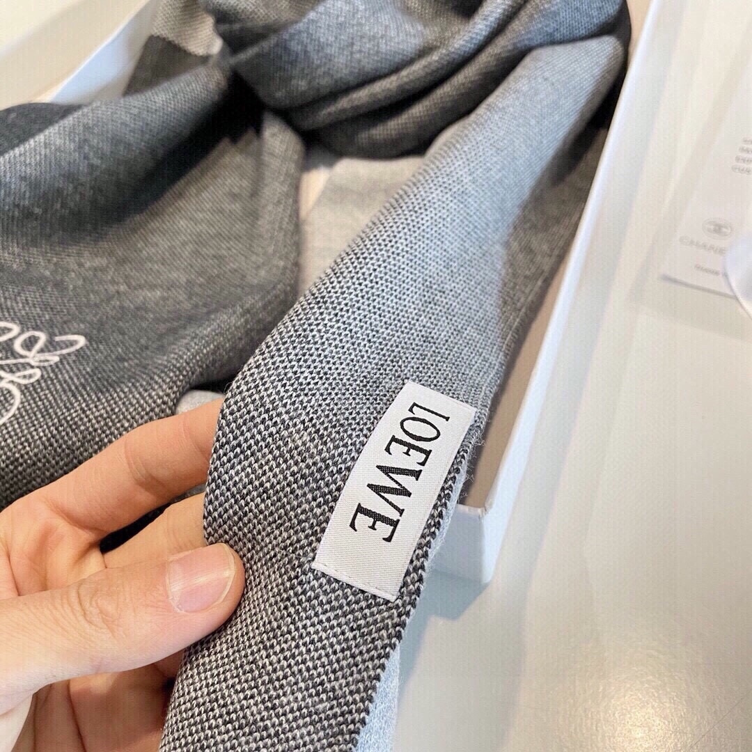 难得的高端男款，家属福利‼️LOEWE刺绣🪡非常正的男士围巾~面料大爱，非常柔软细腻舒服‼️大气简约，超