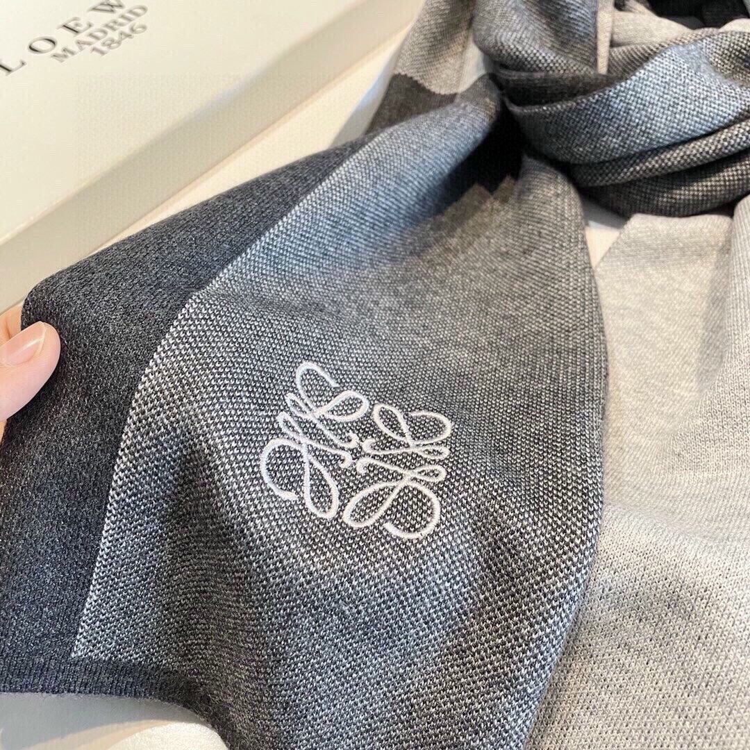 难得的高端男款，家属福利‼️LOEWE刺绣🪡非常正的男士围巾~面料大爱，非常柔软细腻舒服‼️大气简约，超