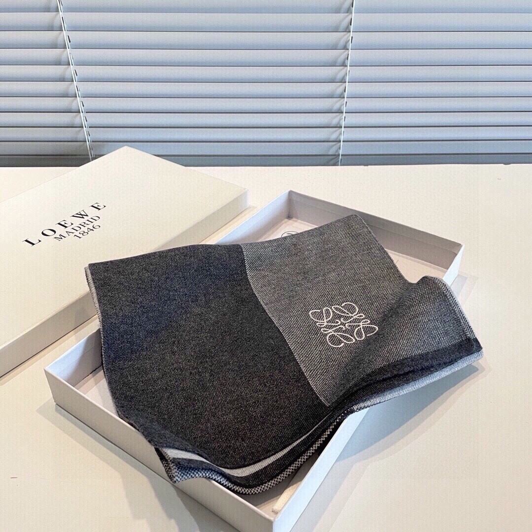 难得的高端男款，家属福利‼️LOEWE刺绣🪡非常正的男士围巾~面料大爱，非常柔软细腻舒服‼️大气简约，超