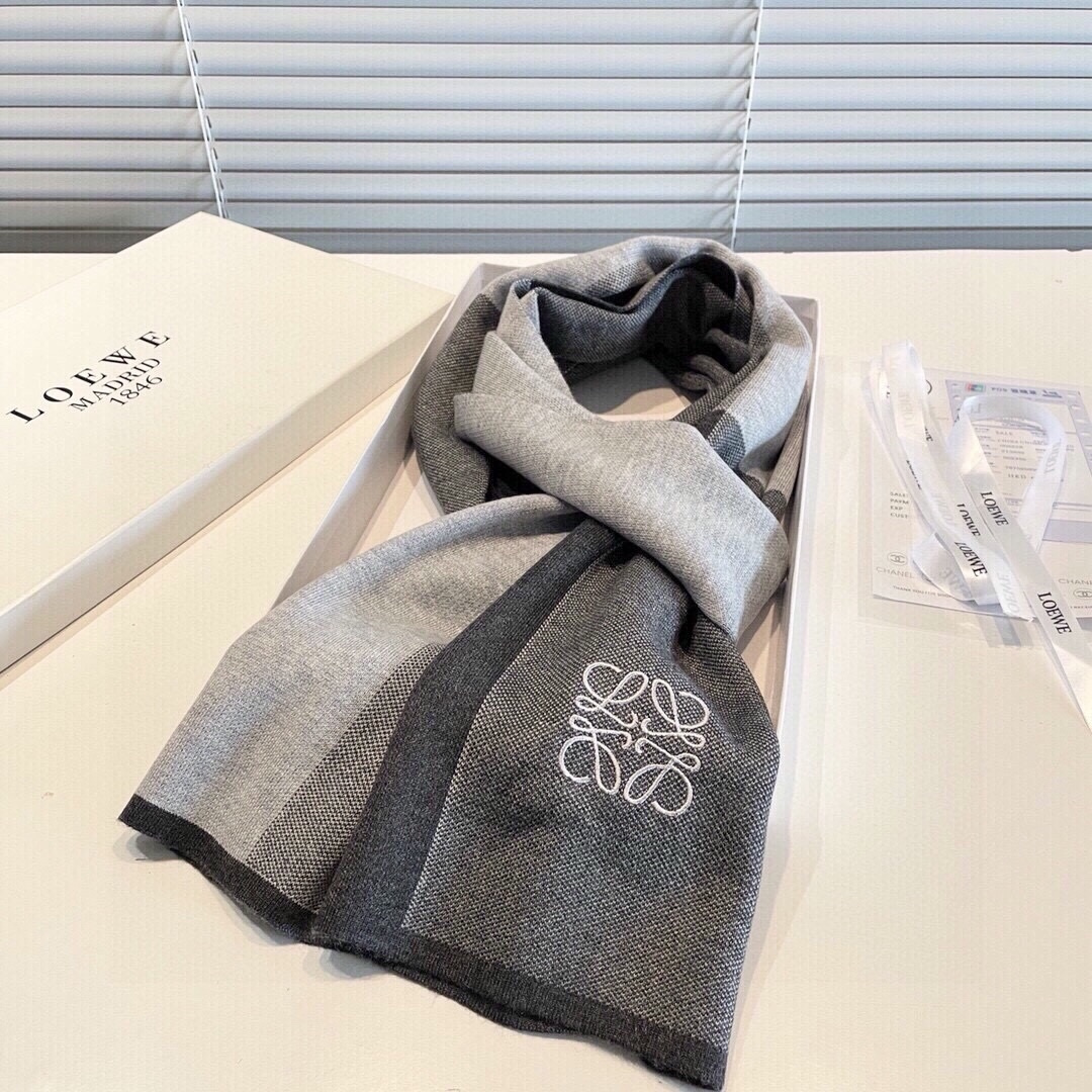 难得的高端男款，家属福利‼️LOEWE刺绣🪡非常正的男士围巾~面料大爱，非常柔软细腻舒服‼️大气简约，超