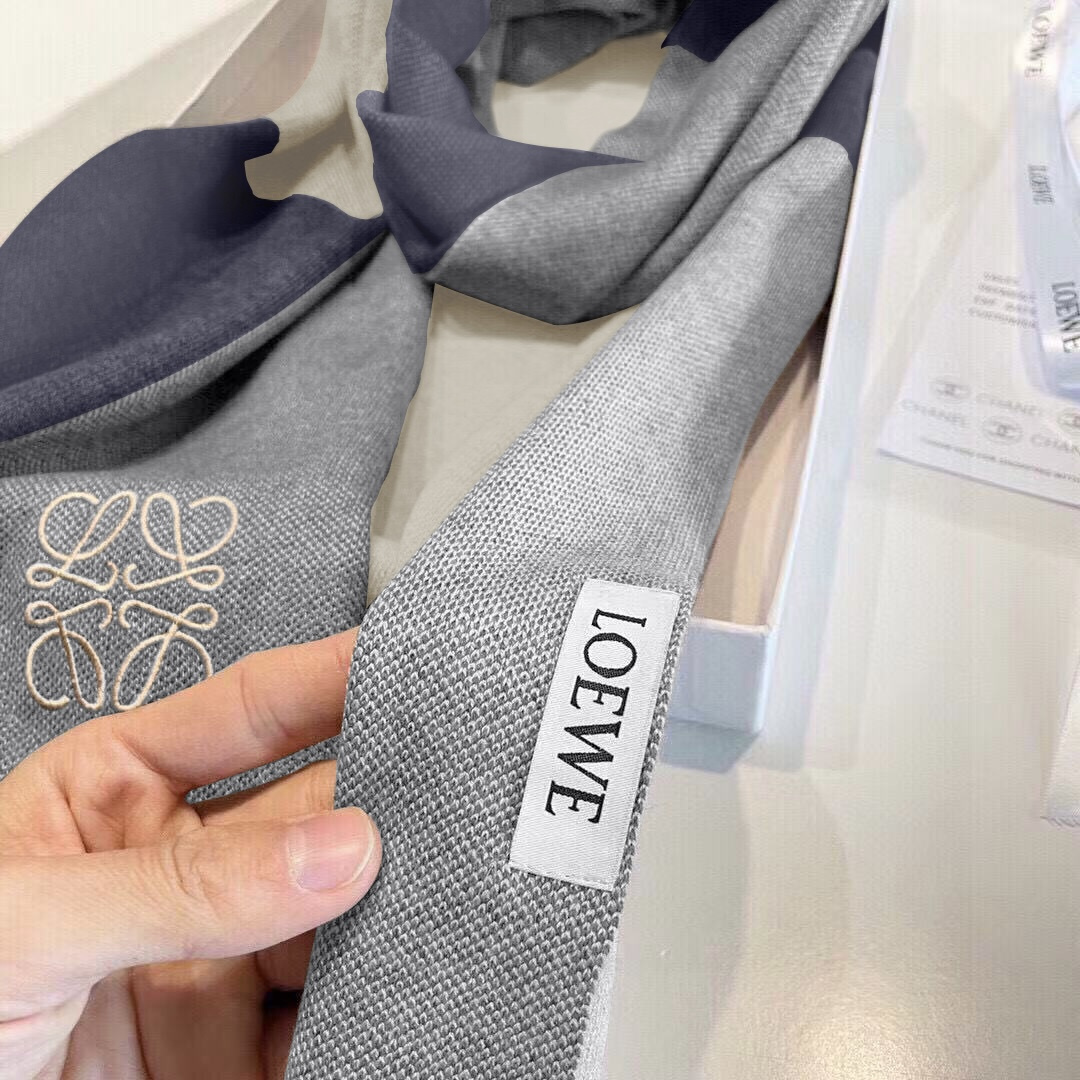 难得的高端男款，家属福利‼️LOEWE刺绣🪡非常正的男士围巾~面料大爱，非常柔软细腻舒服‼️大气简约，超