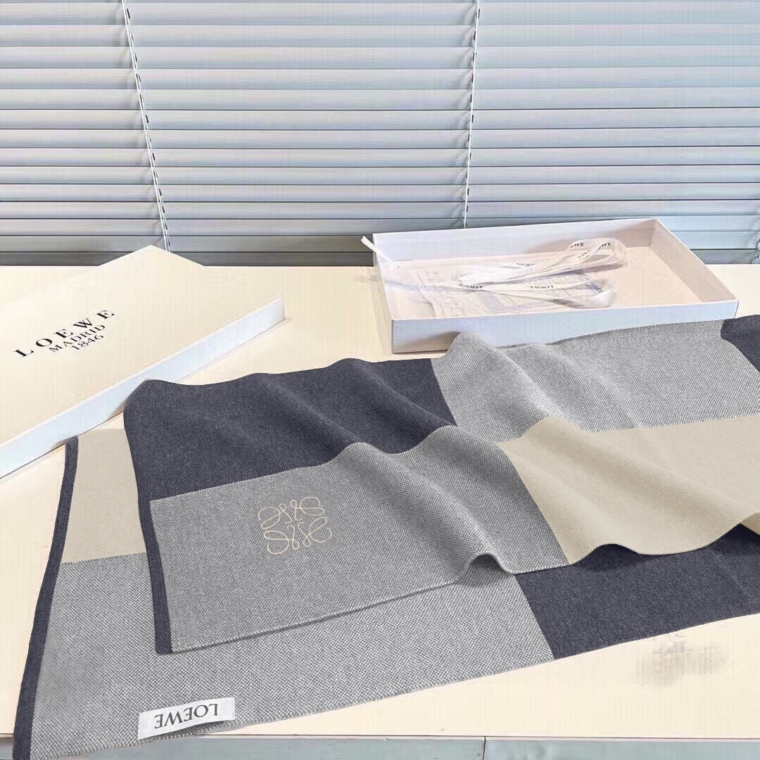 难得的高端男款，家属福利‼️LOEWE刺绣🪡非常正的男士围巾~面料大爱，非常柔软细腻舒服‼️大气简约，超