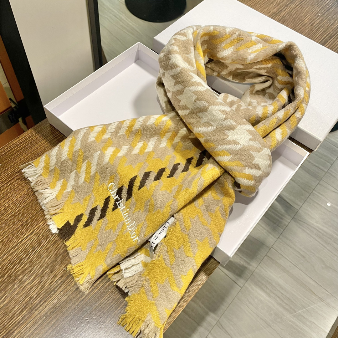 Dior （迪奥）爆款继续！明星同款新千鸟格围巾 ，经典配色永远不会过时，而且超百搭。超级好看！！果断自