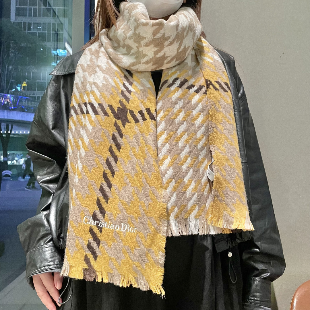 Dior （迪奥）爆款继续！明星同款新千鸟格围巾 ，经典配色永远不会过时，而且超百搭。超级好看！！果断自