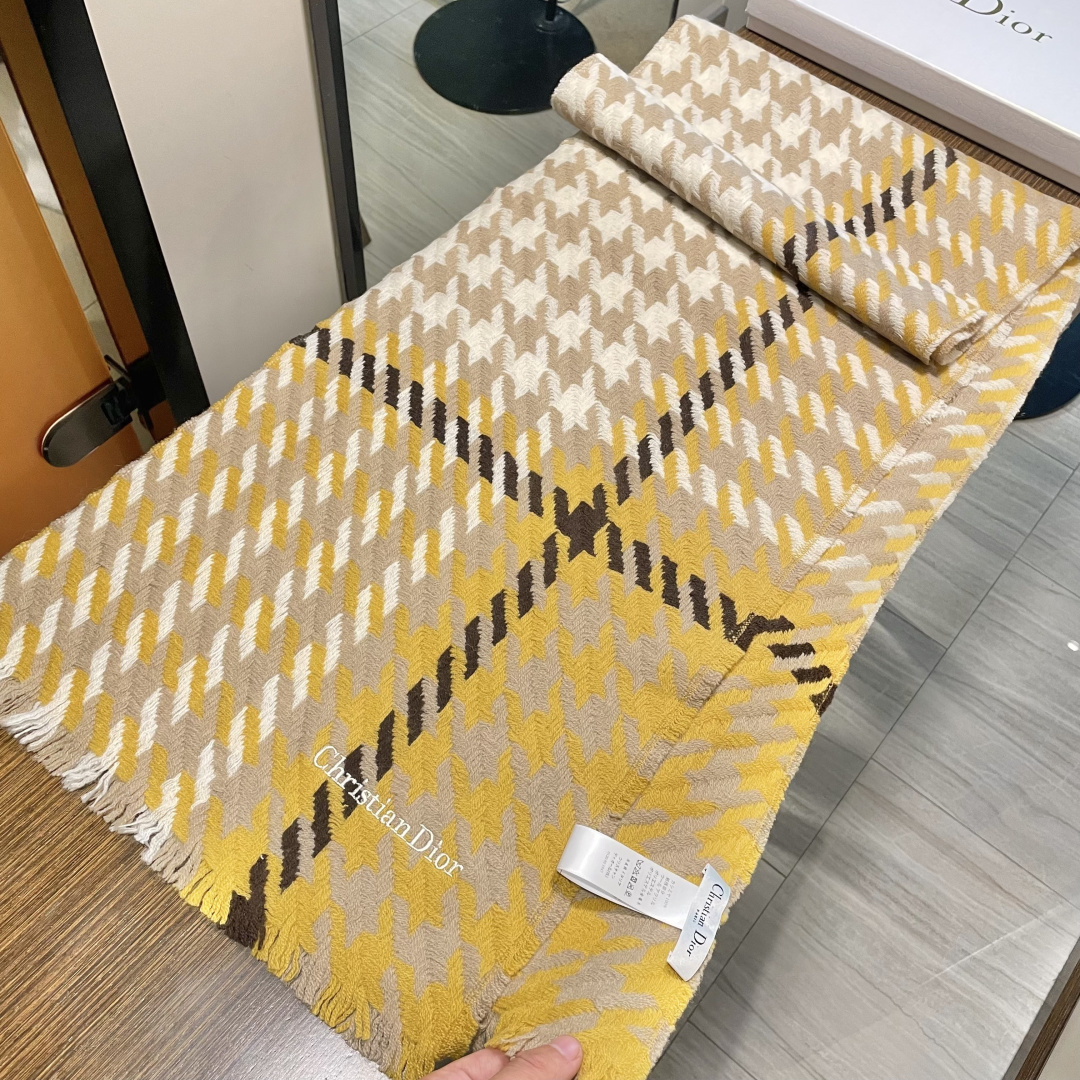 Dior （迪奥）爆款继续！明星同款新千鸟格围巾 ，经典配色永远不会过时，而且超百搭。超级好看！！果断自