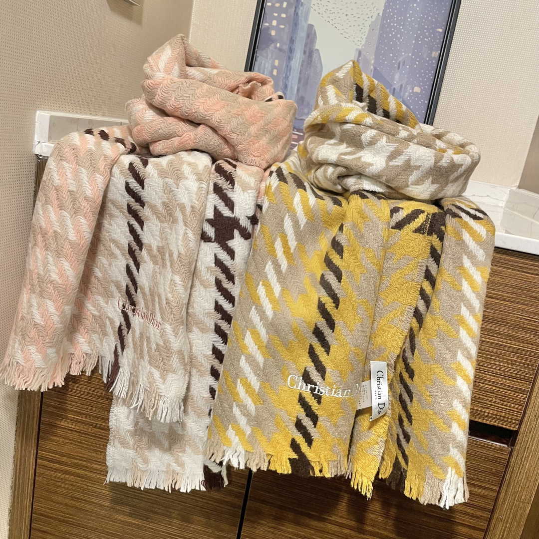 Dior （迪奥）爆款继续！明星同款新千鸟格围巾 ，经典配色永远不会过时，而且超百搭。超级好看！！果断自